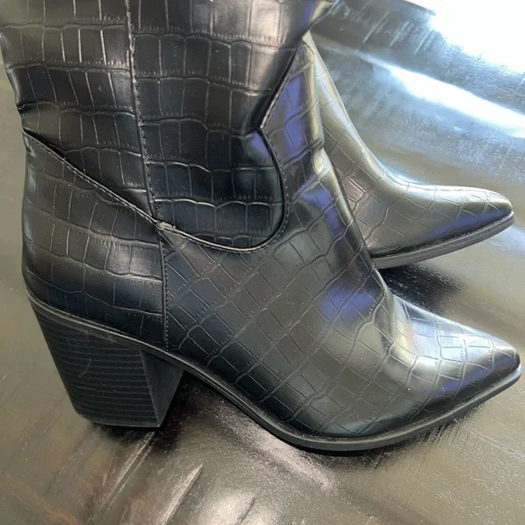 Journee Collection Black Textured Heeled Boots - Picture 4 of 7